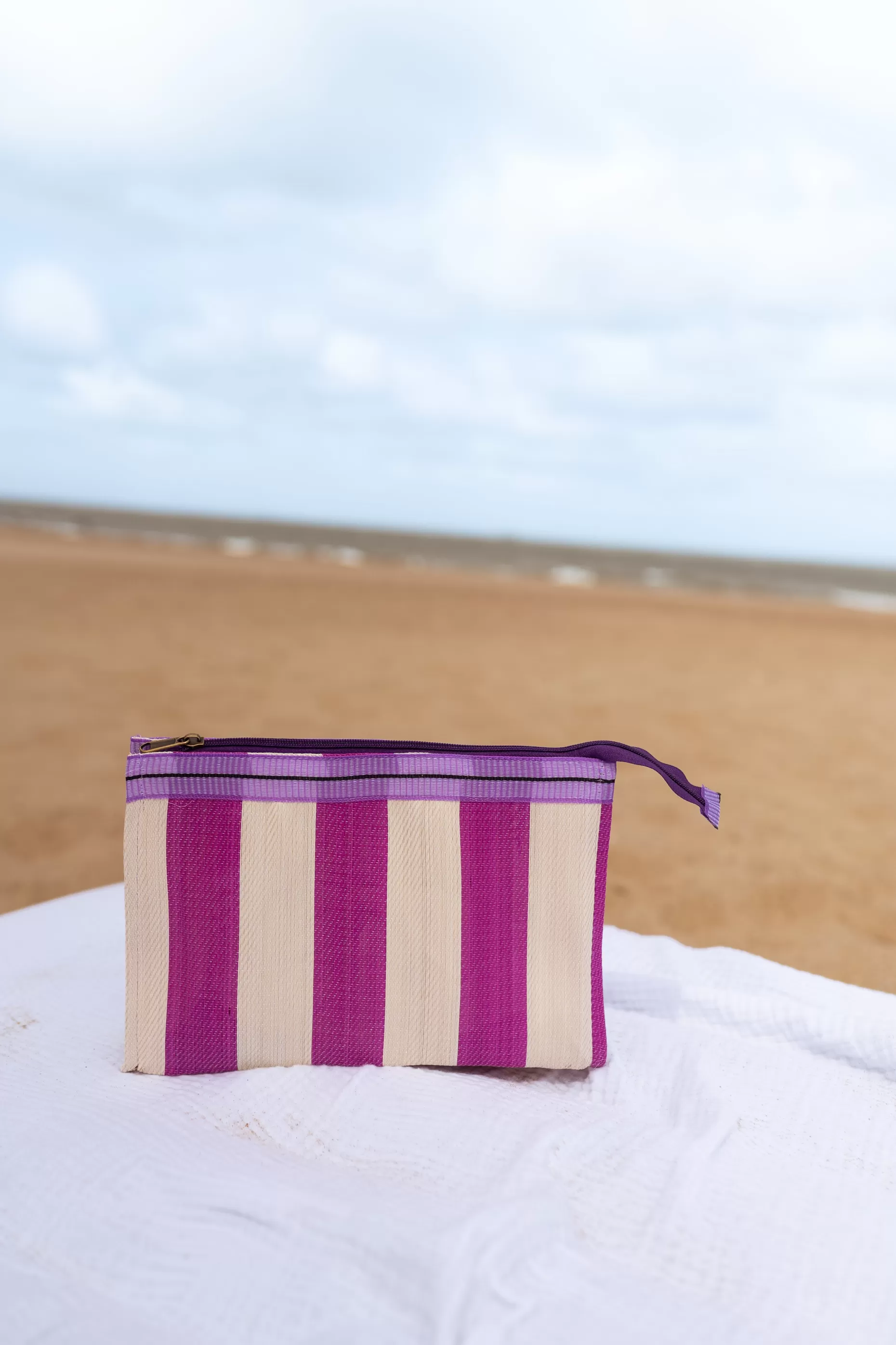 Fashion Pochette Taylor à lignes rose | Pochette lignée | Prêt-à-porter en ligne  |  Easy Clothes Sacs & Pochettes