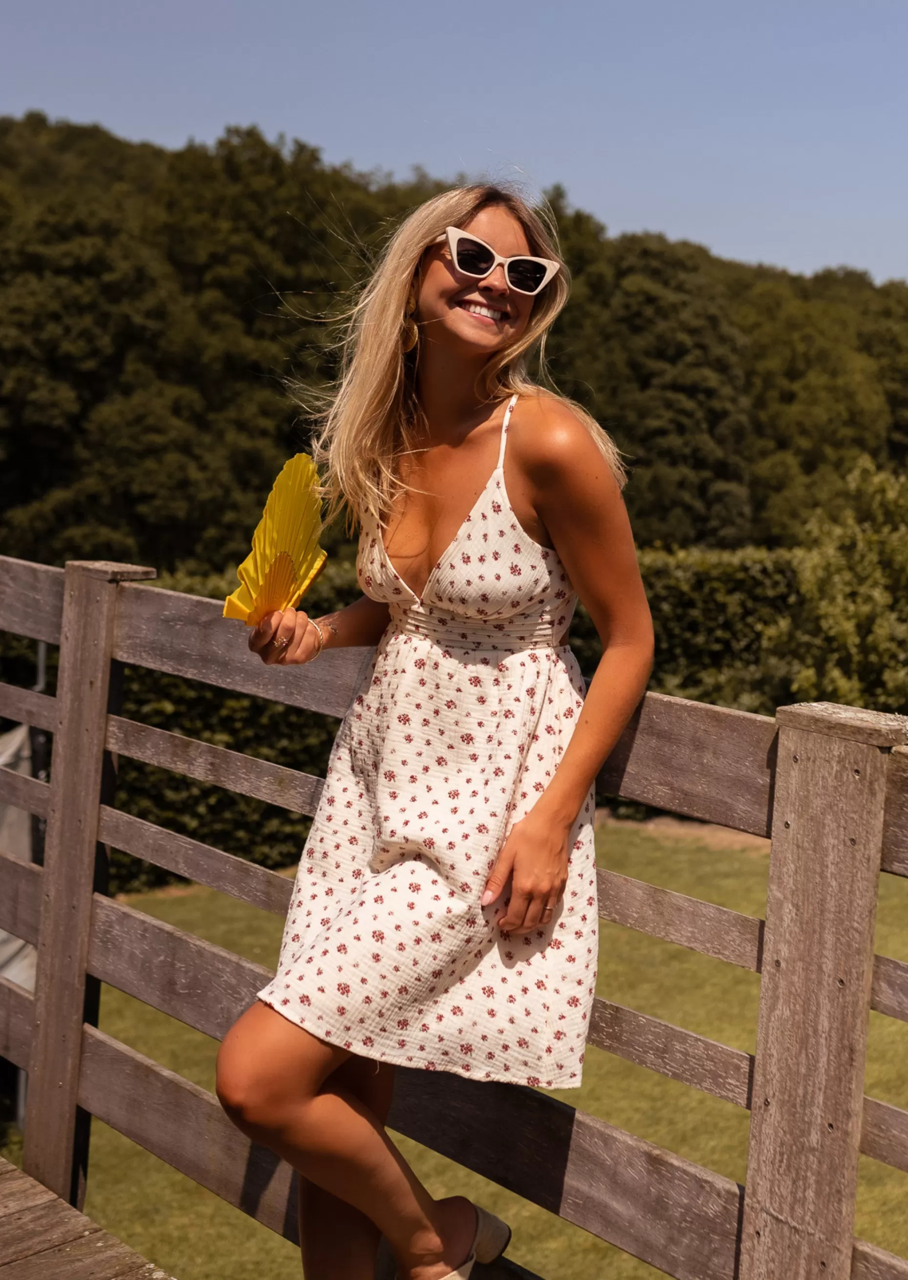 Cheap Robe Adriana écrue à fleurs rouges | Robe trapèze courte | Prêt-à-porter en ligne | Easy Clothes Femme Robes